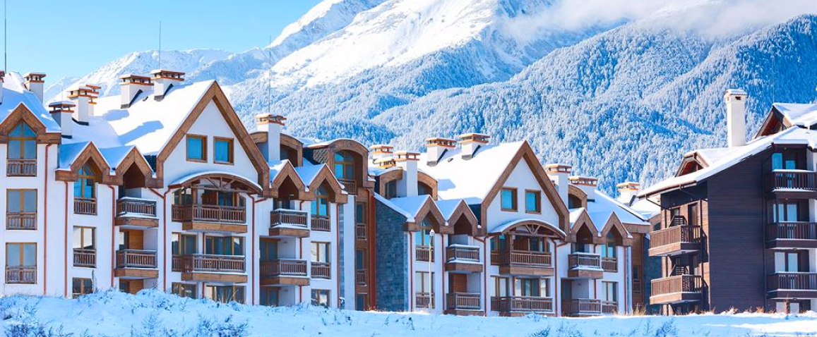Bansko narty z Anex Tour, widok na hotele i góry w zimowej aurze