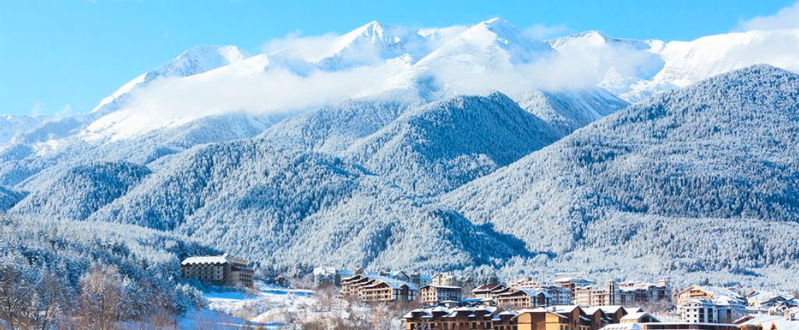 Bansko narty z Anex Tour, widok na zaśnieżone góry i domy