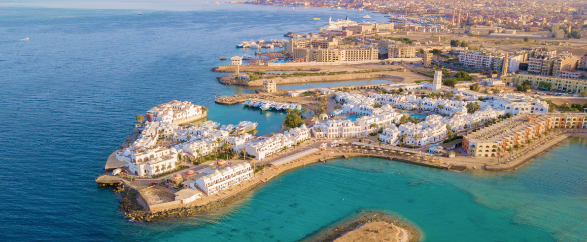 widok na Hurghadę z lotu ptaka, hotel na klifie otoczony morzem