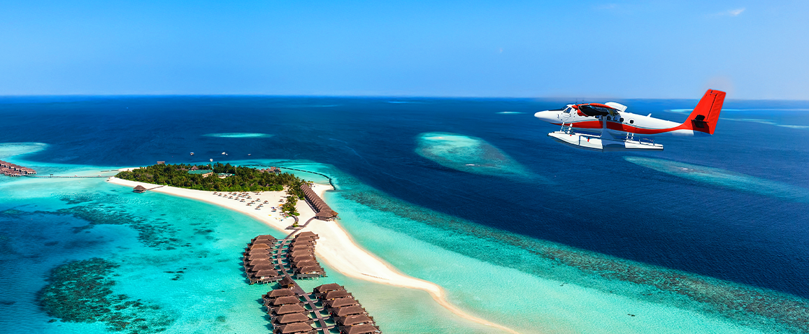 Wodnosamolot na rajskimi wyspami Malediwy - domki na wodzie overwater villa