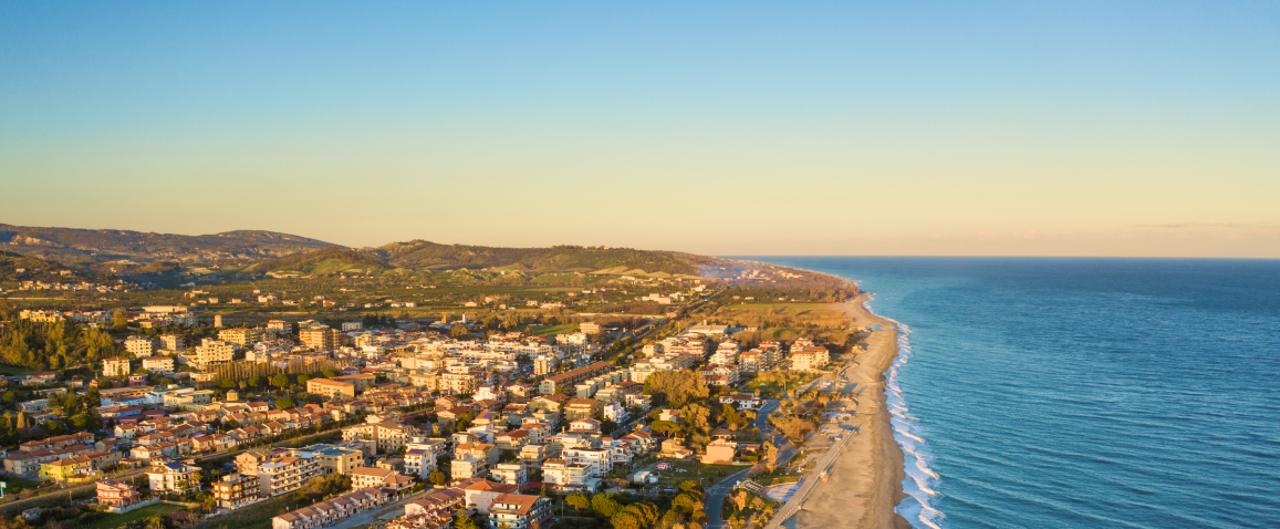 Plaża i baza hotelowa w Bulgarii z morzem w tle, jesienne wakacje w Bułgarii z Anex Tour