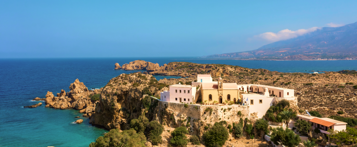 wybrzeże Krety, błękitne morze i widok na białe domki, Kreta jesienią z Anex Tour