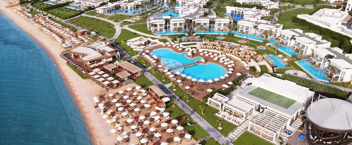 Widok na plaże i teren hotelu Rixos Premium Magawish Suites&Villas.
