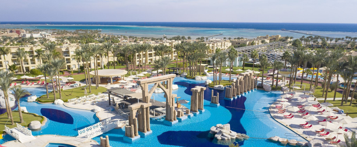 Widok na teren hotelu Rixos Premium Seagate w Sharm El Sheikh.