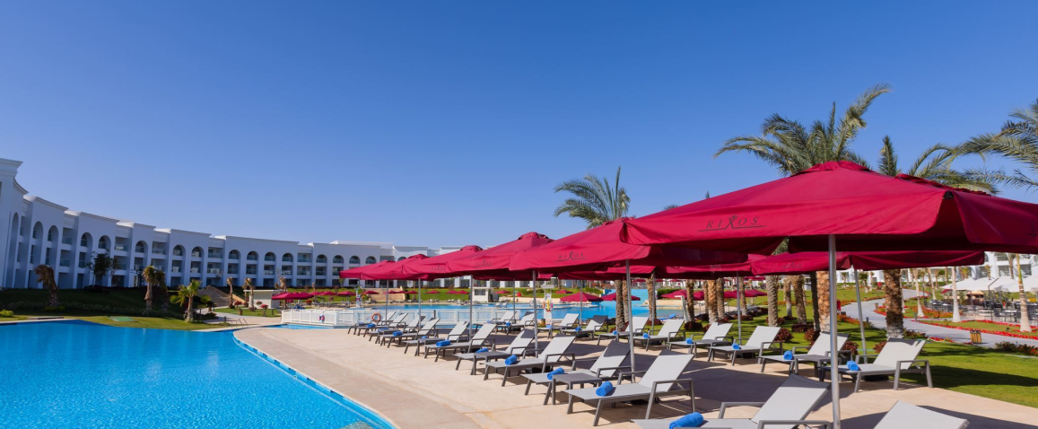Widok na basen hotelu Rixos Premium Seagate w Sharm El Sheikh.