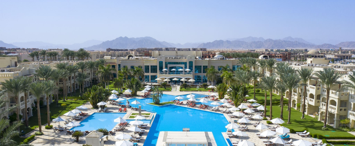 Widok na basen i budynek główny hotelu Rixos Sharm El Sheikh.