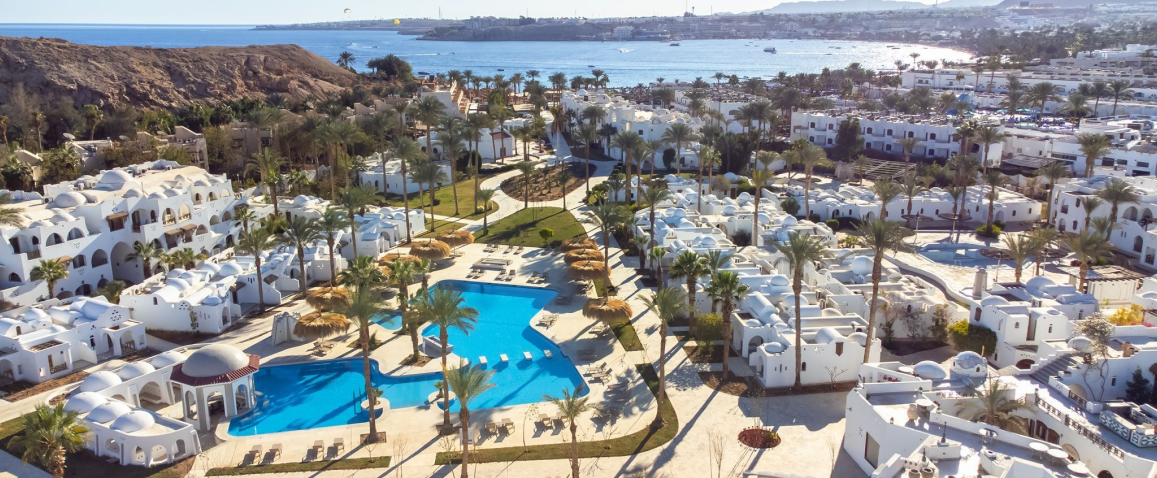 Widok na teren hotelu Swissotel Sharm El Shekih Managed By Rixos.